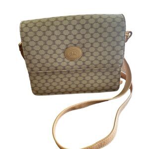 Luigi shoulder bag.  Leather strap. Roomy inside with two zipped pockets.